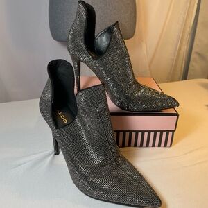 Aldo Black Heeled Boots with Sleek Modern Silhouette